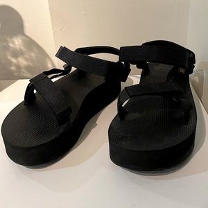 TEVA Flatform sandals size 8 Women’s - like new